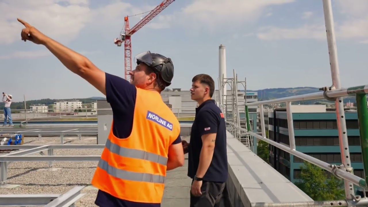 Installationsfilm: Montage mit dem Kran auf dem Dach