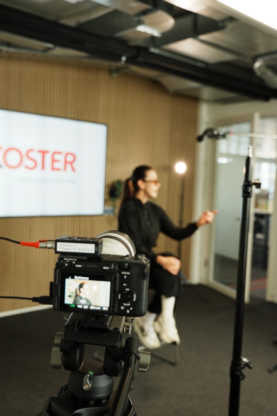Interview im Studio, Kamera im Vordergrund