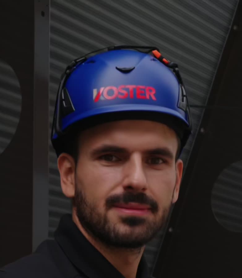 Monteur der Koster AG mit Helm auf der Baustelle