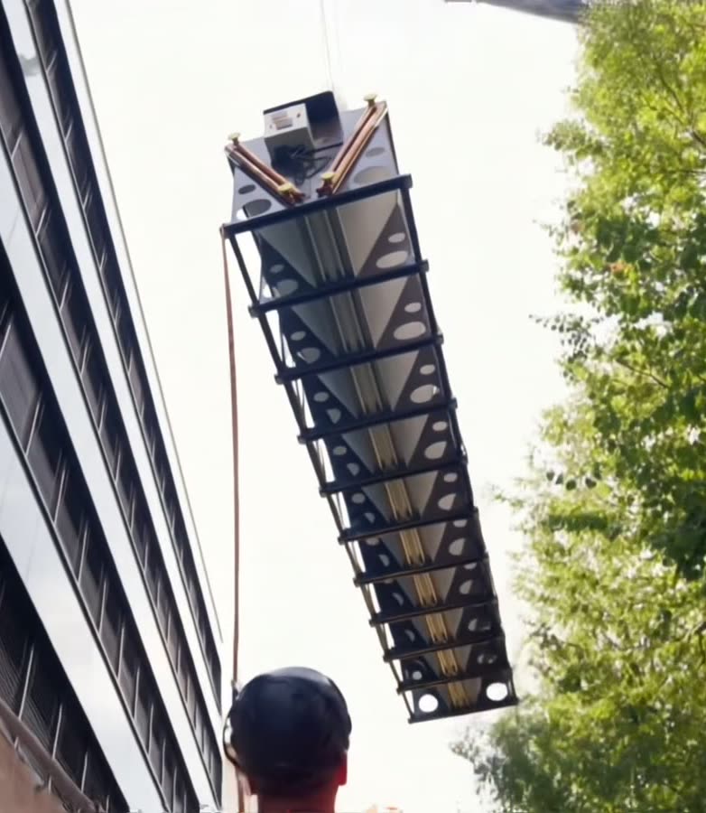 Lüftungsgerät am Kran zwischen zwei Gebäuden — Koster AG