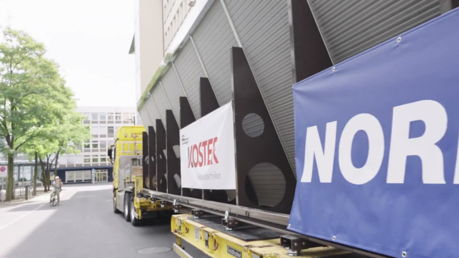 Anlieferung eines Lüftungsgeräts per Lastwagen auf die Baustelle