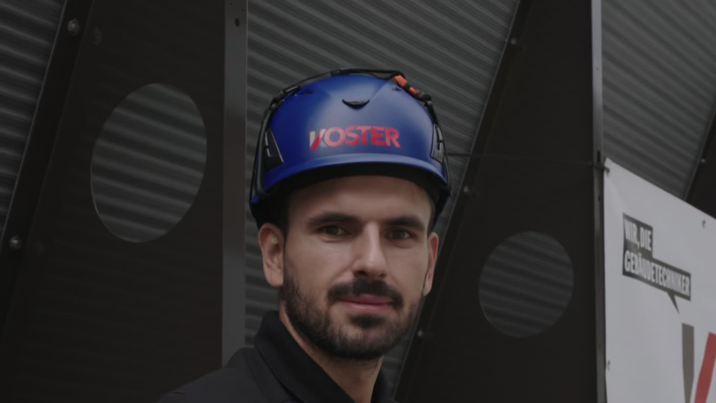 Monteur mit Helm der Koster AG