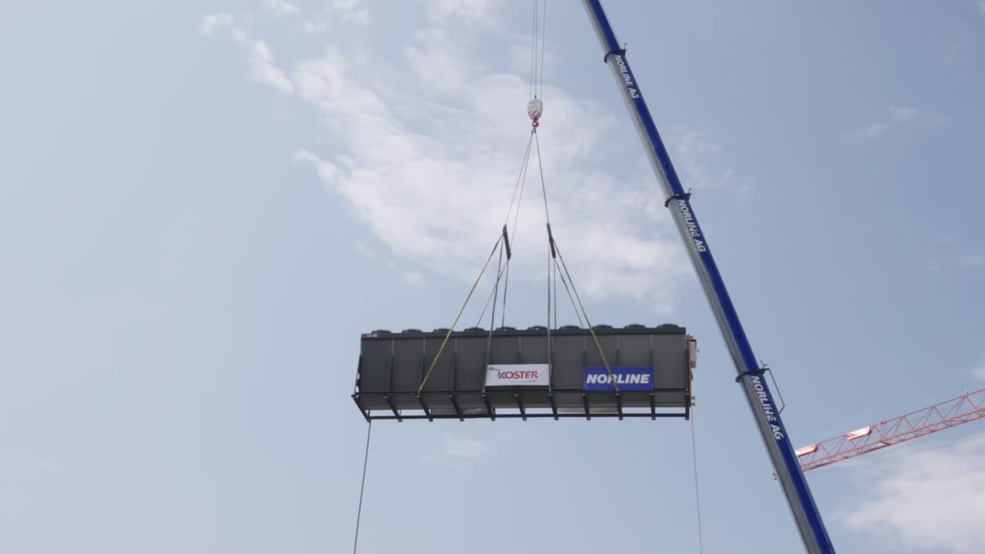 Anlage am Kran über der Baustelle