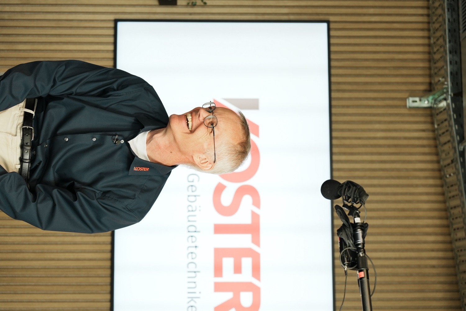 Mitarbeiter der Koster AG vor der Kamera