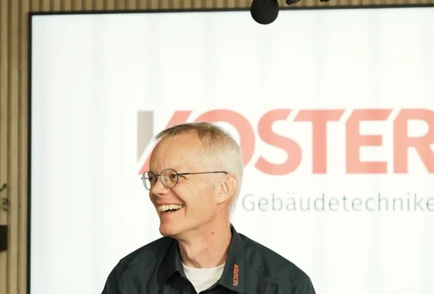Mitarbeiter der Koster AG vor der Kamera