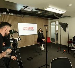 Kameramann beim Interview-Dreh im Betrieb