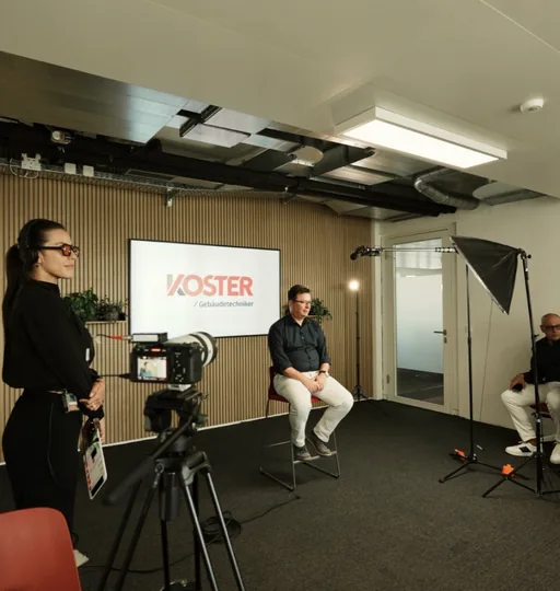 Interview-Set bei der Koster AG: Kamera, Licht und Gesprächspartner
