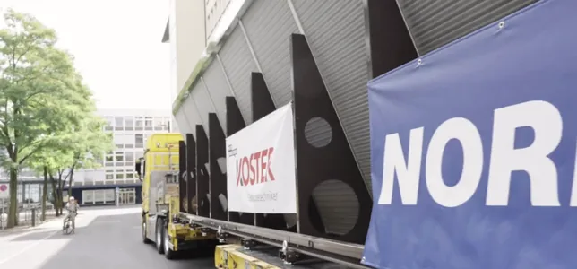 Lastwagen mit Werbebannern von Koster und Norline