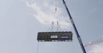 Lüftungsgerät am Kran vor dem Himmel